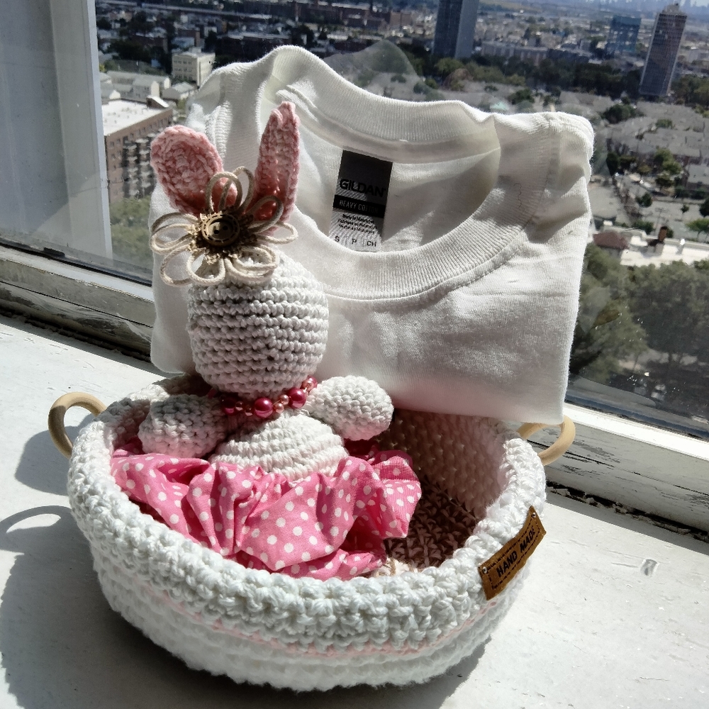 Baby stuff animal with basket and mom Tshirts